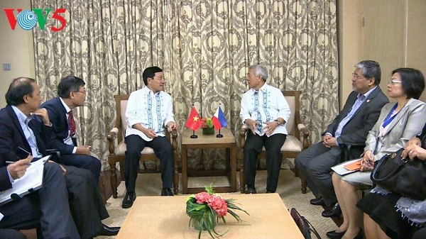 Außenminister Pham Binh Minh triff seine Amtskollegen von den Philippinen und Indonesien - ảnh 1